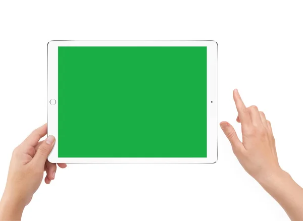 孤立的人类左手拿着绿屏白色平板电脑compu — 图库照片