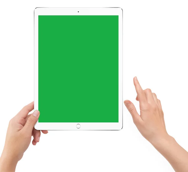 孤立的人类左手拿着绿屏白色平板电脑compu — 图库照片