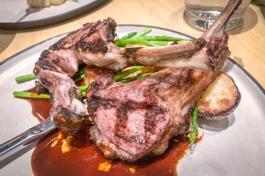 Kaynak ile kuzu raf kızartma. ve sebze çanak