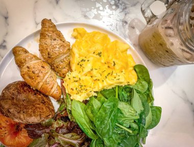 Ekmek, domates, yumurta, mustroom ve sebze salatası kahvaltı