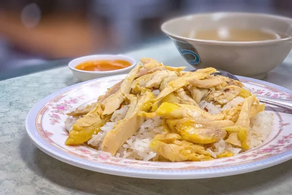 Arroz de frango Hainan com sopa e fonte — Fotografia de Stock