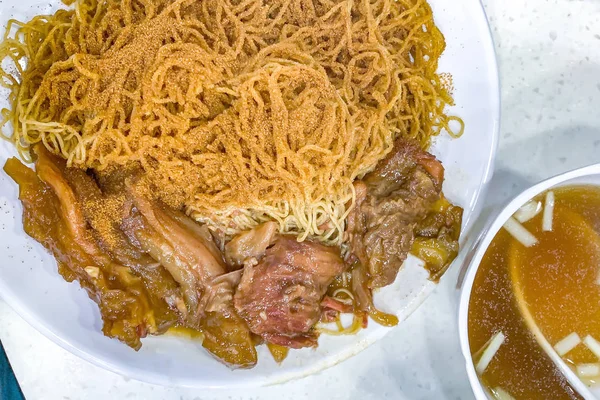 O prato de macarrão de carne de comida chinesa com sopa — Fotografia de Stock