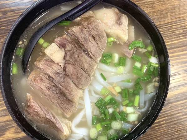 Tigela de macarrão de carne de comida chinesa na mesa — Fotografia de Stock