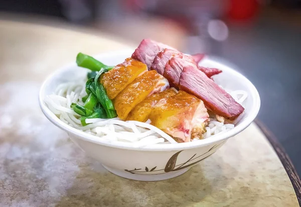 중국 음식 닭고기 돼지고기와 야채 국수 — 스톡 사진