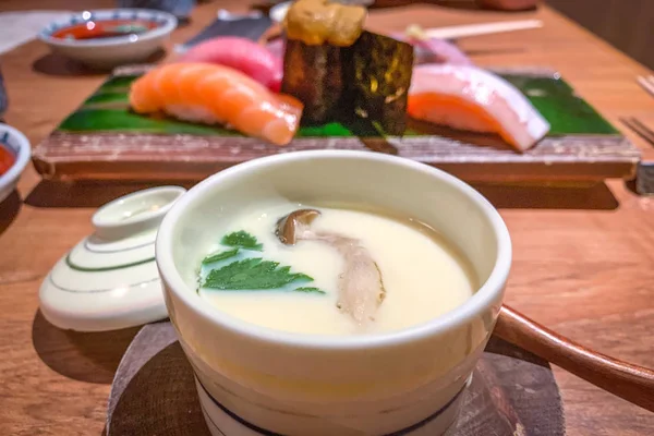 Gestoomd ei, sushi-egel, zalm, sint-jakobsschelpen sushi in Japanse res — Stockfoto