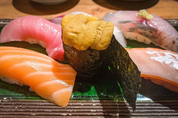 Sushi mat sjöborre, lax, pilgrimssushi i japansk restaurang — Stockfoto