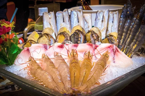 Rå solenidae, räkor, abalone skaldjur i restaurang — Stockfoto