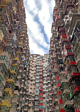 Hong Kong 'daki eski kalabalık apartman dairesi.