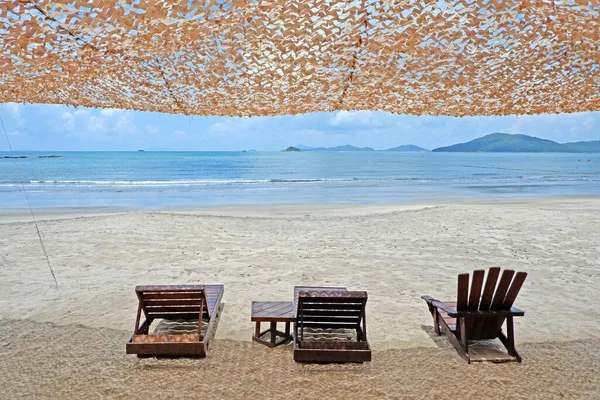 Der Sandstrand Sonnengebräunter Holzstuhl Wasserwelle Blauer Himmel Und Weiße Wolken — Stockfoto