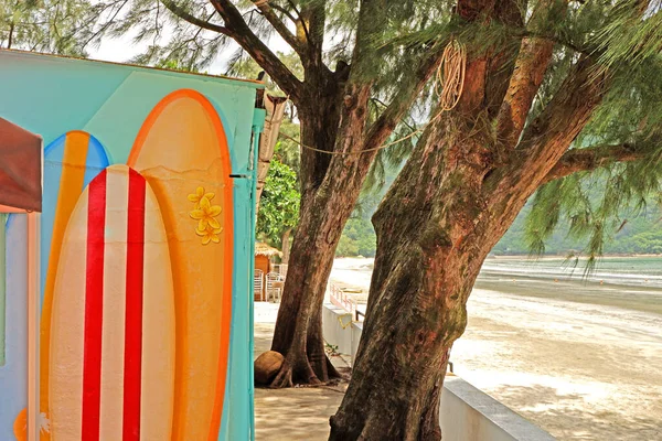Krajobrazowy Dom Towarowy Kolorowym Rysunkiem Surfingowym Drzewo Plaży — Zdjęcie stockowe
