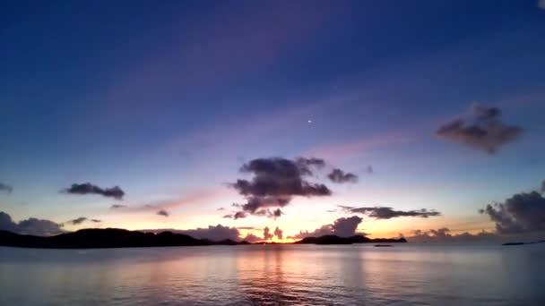Пейзаж Восходе Солнца Мирное Озеро Отражением Гор Облаков — стоковое видео