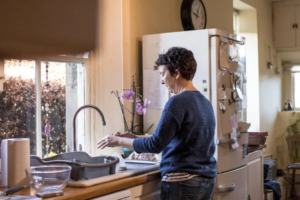 Donna Matura Sta Preparando Cipolle Pronte Una Cena Ringraziamento Con — Foto Stock