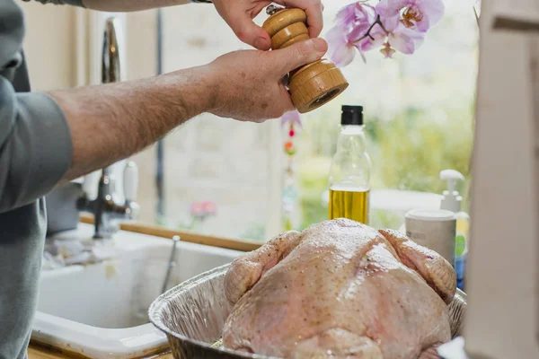 关闭一个人的手拍摄 因为他四季火鸡准备感恩节晚餐 — 图库照片