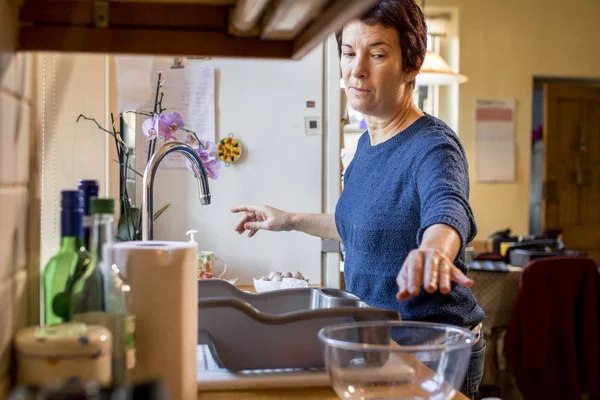 Mulher Chega Direção Uma Tigela Vidro Como Ela Prepara Jantar — Fotografia de Stock