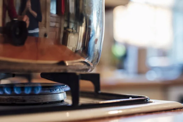 Pan Mijotant Dans Cuisine Sur Une Flamme Nue — Photo