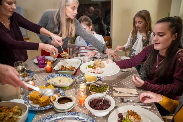 Семья Угощает Себя Обедом День Благодарения — стоковое фото