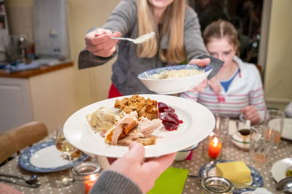 Femme Sert Nourriture Famille Pour Thanksgiving — Photo