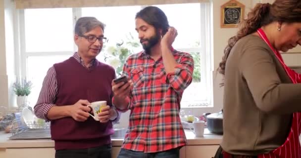 Hombre Adulto Medio Está Mostrando Padre Algo Teléfono Inteligente Cocina — Vídeo de stock