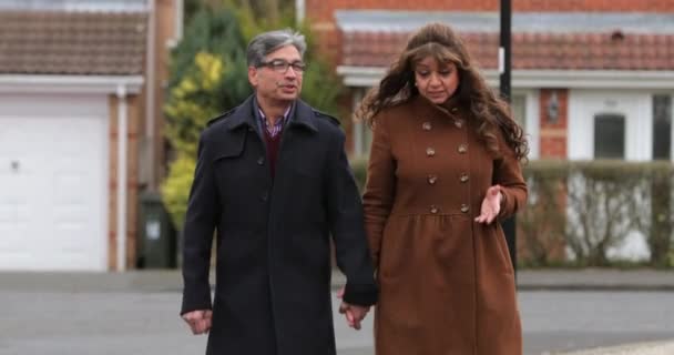 Couple Âge Mûr Parlent Rient Comme Ils Marchent Dans Rue — Video