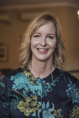 Yakın çekim, kameraya gülümseyen olgun bir iş kadını önden görünüş portresi. 