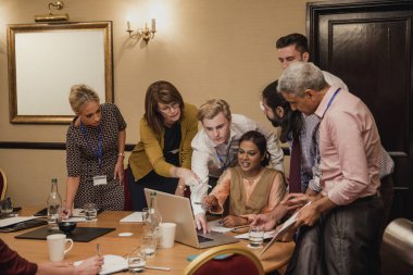 Geç saatlere kadar iş adamları ve birlikte iş bitmiş almak için grup orta boy.