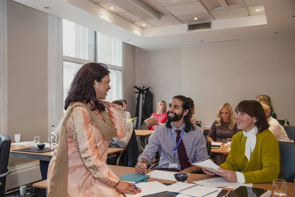 Grupo Multirracial Hablando Sobre Sus Notas Después Una Presentación Una —  Fotos de Stock