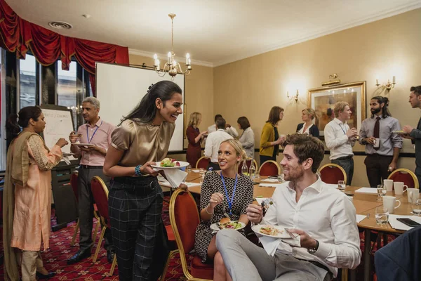 Geniş açılı görünüş konuşuyor ve bir öğle yemeği sırasında birbirlerine konferanstan kırmak tanımaya iş adamları.