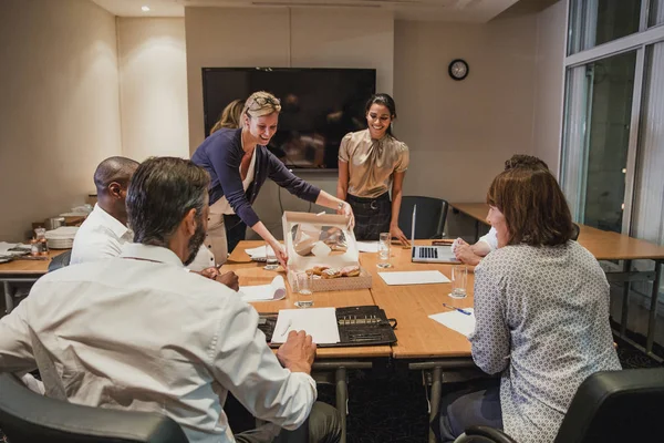 Rückansicht Einer Gruppe Von Geschäftsleuten Die Spät Büro Arbeiten Einer — Stockfoto