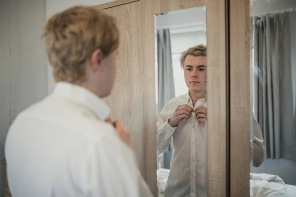 Visão Traseira Jovem Adulto Masculino Recebendo Vestidos Frente Espelho Colocar — Fotografia de Stock