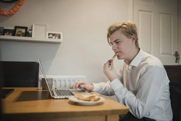 Jovem Adulto Masculino Verificando Mails Enquanto Toma Café Manhã Uma — Fotografia de Stock