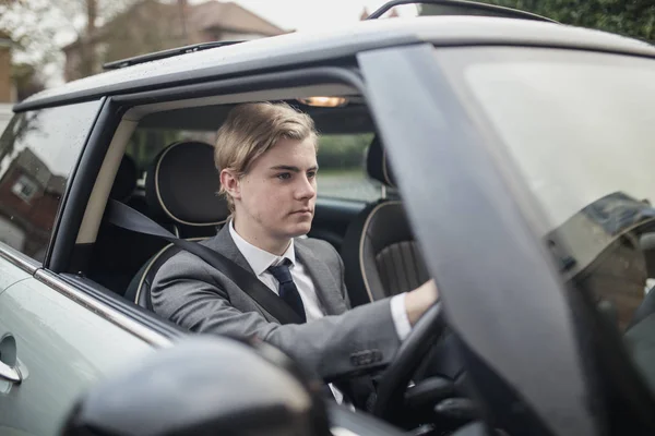 Hombre Negocios Adulto Joven Concentrándose Mientras Conduce Coche Fuera Calzada — Foto de Stock