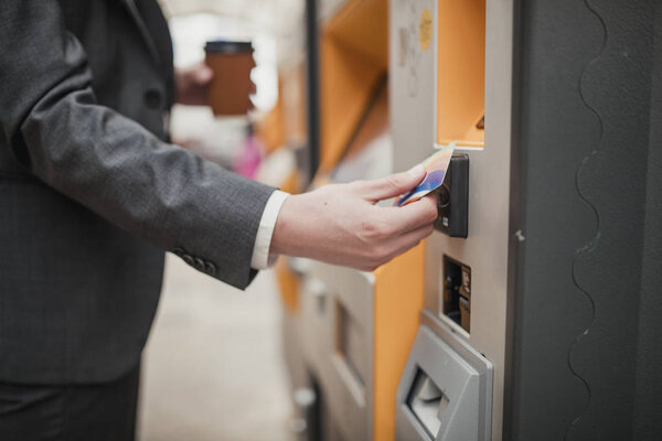 Unrecognisable Person Paying Train Ticket Contactless Payment Ticket Machine — Stock Photo, Image