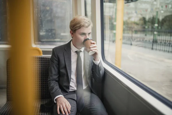 Empresário Sentado Trem Com Café Sua Viagem Matinal Para Trabalho — Fotografia de Stock