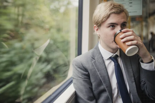 Jovem Empresário Bebendo Café Seu Trajeto Matutino Para Trabalho Utilização — Fotografia de Stock