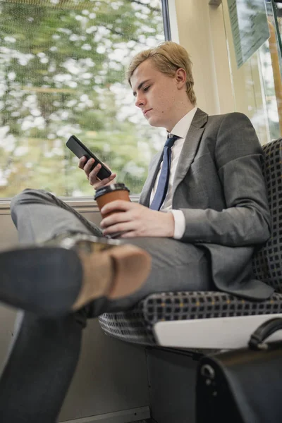 Jovem Empresário Sua Viagem Matinal Para Trabalho Verificando Seu Telefone — Fotografia de Stock