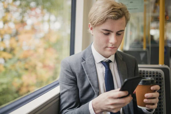 Jovem Empresário Usando Seu Telefone Inteligente Durante Sua Viagem Para — Fotografia de Stock