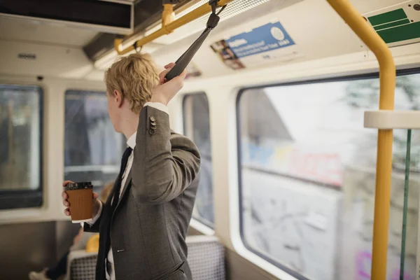 Jovem Homem Negócios Trem Enquanto Sua Manhã Viajar Para Trabalho — Fotografia de Stock