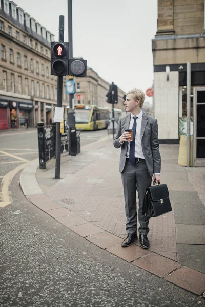 Vooraanzicht Van Een Jonge Zakenman Wachten Bij Stoplichten Aan Weg — Stockfoto