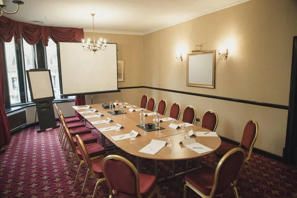 Aménagement Intérieur Grand Angle Une Salle Conseil Vide Avec Tableau — Photo