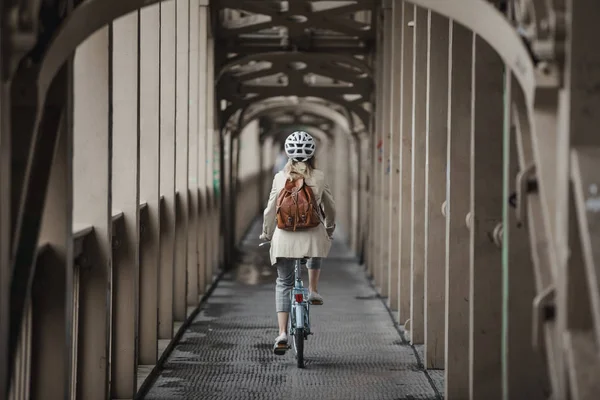 Visão Traseira Tiro Ângulo Largo Uma Pessoa Irreconhecível Bicicleta Para — Fotografia de Stock