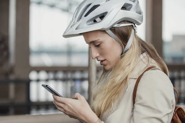 Boční Pohled Podnikatelka Pomocí Svého Mobilního Telefonu Její Ranní Kole — Stock fotografie