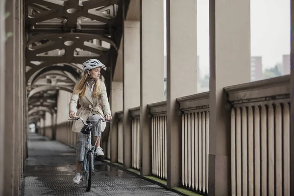 Vista Frontal Una Mujer Negocios Bicicleta Por Puente Para Llegar —  Fotos de Stock