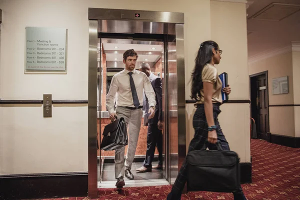 Empresários Empresárias Saindo Elevador Hotel Após Uma Reunião Negócios — Fotografia de Stock