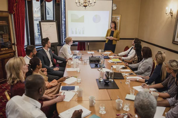 Mature Businesswoman Giving Presetation Conference Everyone Meeting Sat Table Making — Stock Photo, Image