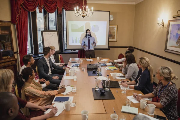 Empresario Dando Una Presentación Dentro Una Conferencia Gran Grupo Empresarios — Foto de Stock