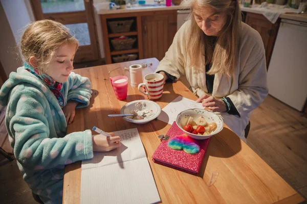Madre Hija Sentadas Mesa Cocina Mamá Está Revisando Los Deberes — Foto de Stock