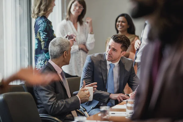 Zwei Männliche Geschäftsleute Gespräch Während Einer Konferenz Ein Geschäftsmann Macht — Stockfoto
