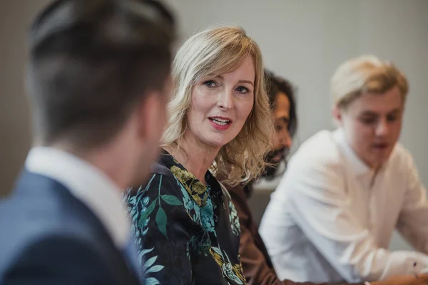 Über Die Schulter Standpunkt Einer Geschäftsfrau Die Einem Geschäftsmann Blickt — Stockfoto