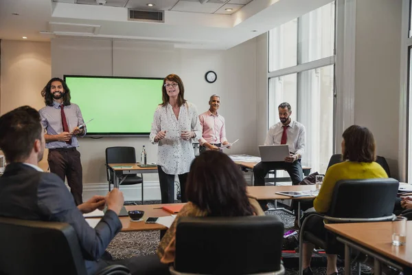 Grupo Hombres Mujeres Negocios Dando Una Presentación Otro Pequeño Grupo —  Fotos de Stock