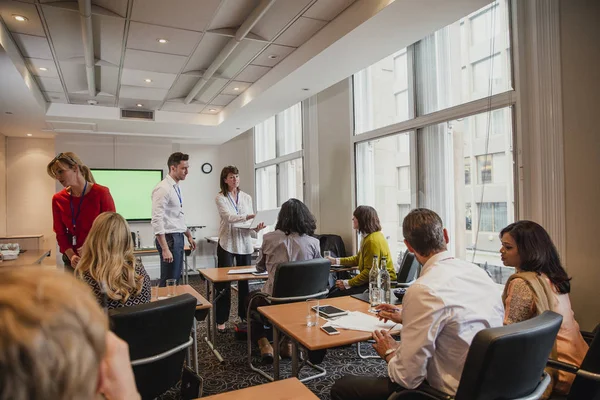 Maturo Femmina Adulto Suo Collega Rispondere Alle Domande — Foto Stock